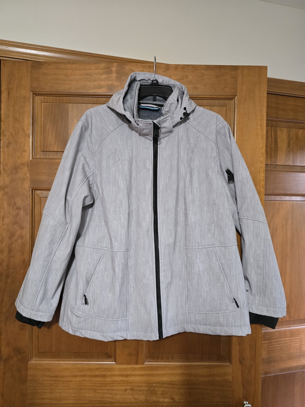 NWT- Free Country Women's Freecycle Super Softshell Jacket in the "Silver Chip".